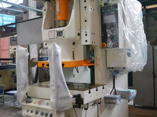 Di Dời Và Lắp Đặt Máy Dập Seyi